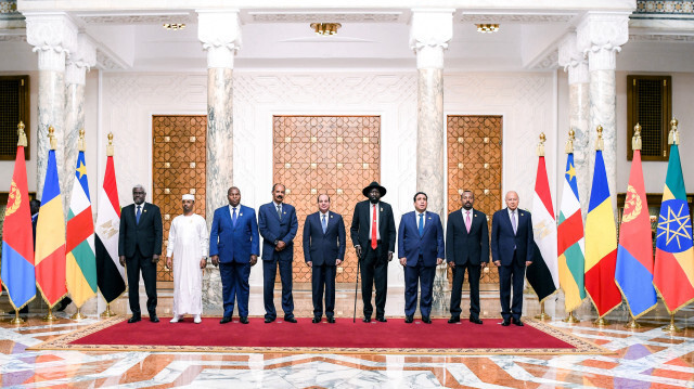 De gauche à droite, le chef de la Commission de l'Union africaine, Moussa Faki Mahamat, le président du Tchad, le général Mahamat Idriss Deby, le président de la République centrafricaine, Faustin-Archange Touadera, le président de l'Érythrée, Isaias Afwerki, le président égyptien, Abdel Fattah al-Sisi, et le président du Sud-Soudan, Salva Kiir Mayardit, le président du Conseil présidentiel libyen basé à Tripoli Mohamed al-Menfi, le premier ministre éthiopien Abiy Ahmed et le secrétaire général de la Ligue arabe Ahmed Aboul-Gheit lors du sommet au Caire, le 13 juillet 2023. Crédit Photo: EGYPTIAN PRESIDENCY / AFP

