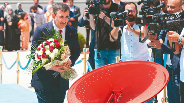 Cumhurbaşkanı Yardımcısı Cevdet Yılmaz, 15 Temmuz Anıtı’na karanfil bıraktı.