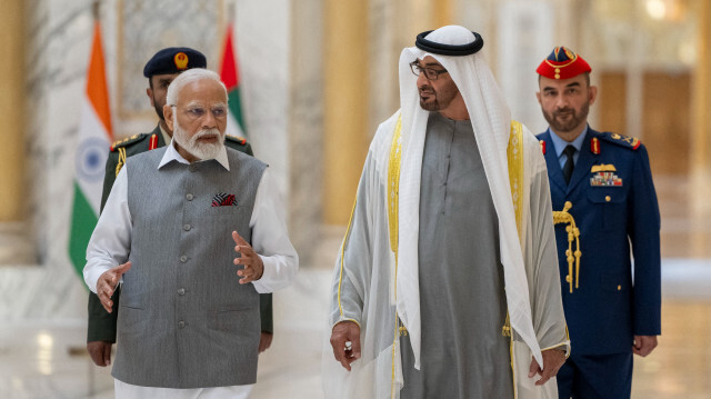 Le président des Émirats arabes unis, Cheikh Mohamed bin Zayed al-Nahyan (à droite), accueillant le Premier ministre indien Narendra Modi lors d'une réception officielle à Abou Dhabi, le 15 juillet 2023. Crédit Photo: Mohamed AL-HAMMADI / UAE's Ministry of Presidential Affairs / AFP

