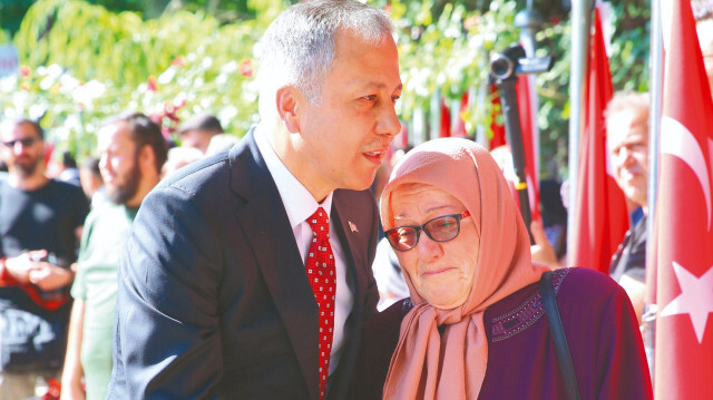 İçişleri Bakanı Ali Yerlikaya, Karşıyaka Mezarlığı’nda bulunan 15 Temmuz Şehitliği’nde düzenlenen anma etkinliğine katıldı. Bakan Yerlikaya, şehit yakınlarıyla görüştü.