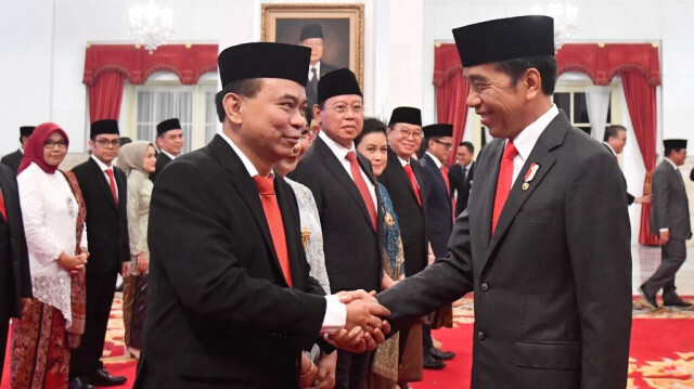 Le Président indonésien Joko Widodo et le nouveau ministre indonésien des Communications, Budi Arie Setiadi. Crédit photo: RUSMAN / PALAIS PRÉSIDENTIEL INDONÉSIEN / AFP