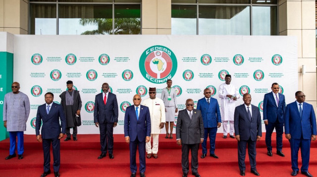 Une photo de famille de la Communauté économique des États de l'Afrique de l'Ouest (CEDEAO), Le président du Togo Faure Gnassingbé, le président de la Côte d'Ivoire Alassane Ouattara, le Ghana Nana Addo Dankwa Akufo-Addo et le président du Togo Faure Gnassingbé, le président du Libéria George Weah, le président de la Sierra Leone Julius Maada Bio, le président de la Guinée-Bissau Umaro Sissoco Embalo, le président du Niger Mohamed Bazoum. Le président gambien Adama Barrow et le vice-président nigérian Yemi Osinbajo. Crédit Photo: Nipah Dennis / AFP