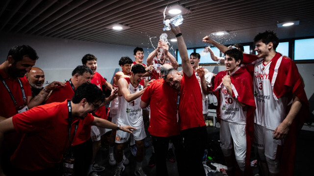 Türkiye 19 Yaş Altı Erkek Milli Basketbol Takımı, FIBA Dünya Kupası'nda ABD'yi 84-70 yenerek üçüncü oldu.