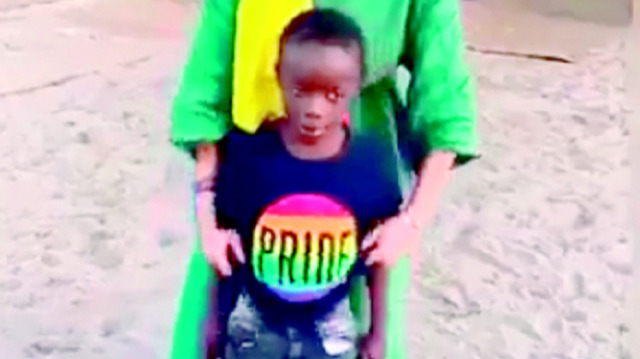 LGBT’liler, çocuklara LGBT temalı özel tişört ve bileklik dağıttı.