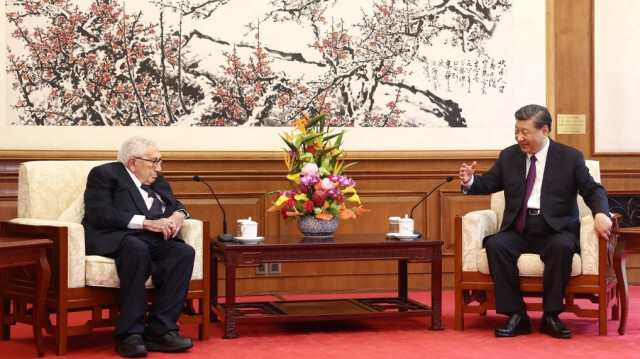 Le président chinois, Xi Jinping et l'ancien secrétaire d'État américain ,Henry Kissinger. Crédit photo: CNS / AFP