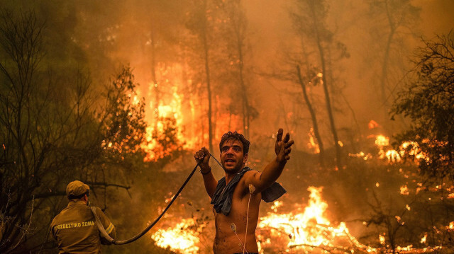 Yunanistan günlerdir orman yangınlarıyla mücadele ediyor. 