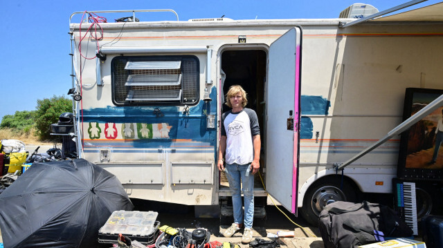 Jet se tenant à l'entrée de sa caravane dans laquelle il vit, garé à côté des Ballona Wetlands, une zone naturelle et sauvage, le long du Jefferson Boulevard à Los Angeles, en Californie, le 5 juillet 2023. Crédit Photo: Frederic J. BROWN / AFP

