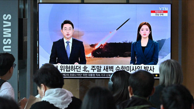 Des personnes regardant un écran de télévision diffusant un bulletin d'information avec des images d'un essai de missile nord-coréen, dans une gare de Séoul, le 22 juillet 2023. Crédit photo: Jung Yeon-je / AFP

