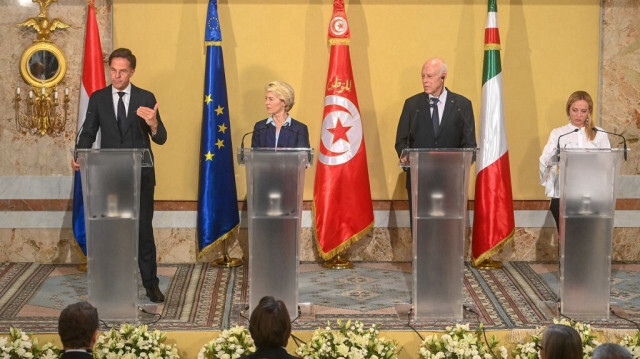 Le Premier ministre néerlandais Mark Rutte, la présidente de la Commission européenne Ursula Von der Leyen, le président tunisien Kais Saied et la Première ministre italienne Giorgia Meloni. Crédit photo: TUNISIAN PRESIDENCY / AFP