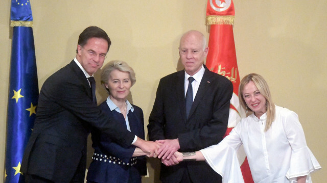 De gauche à droite, le Premier ministre néerlandais Mark Rutte, la Présidente de la Commission européenne Ursula Von der Leyen, Le président tunisien Kais Saied et la Première ministre italienne Giorgia Meloni, le 16 juillet 2023. Crédit Photo: Tunisian Presidency / AFP

