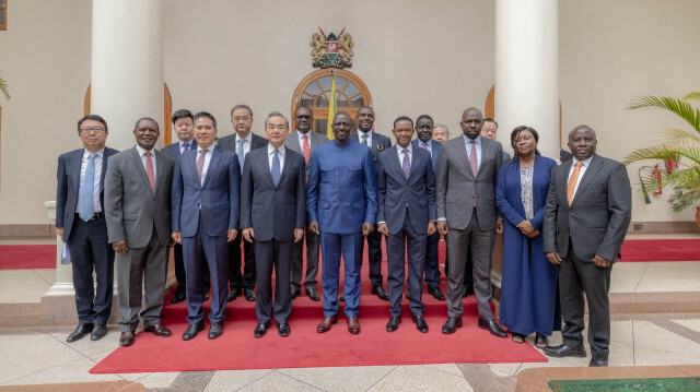 Le plus haut responsable de la diplomatie chinoise, Wang Yi et le président de la République du Kenya, William Ruto, lors de sa visite au Kenya. Crédit Photo: le compte officiel Twitter du président de la République du Kenya, William Ruto. 