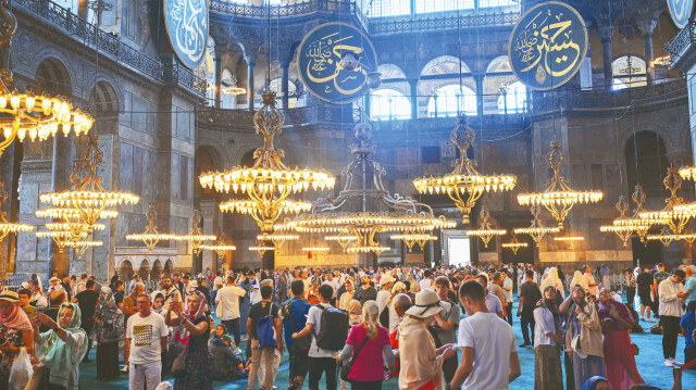 Endonezyalı hacı ve umreciler artık önce İstanbul’a uğrayıp Ayasofya’yı ziyaret ediyorlar. Sonrasında Mekke’ye Medine’ye uçuyorlar.