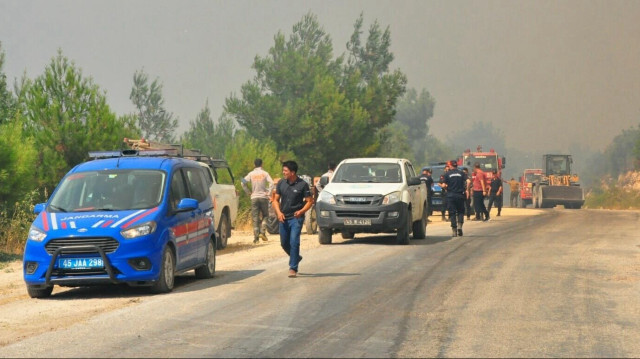 İhbar üzerine bölgeye 10 uçak, 19 helikopter, 39 arazöz, 4 su ikmal aracı ve 3 dozer sevk edildi.