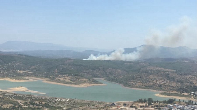 Yangına müdahale havadan ve karadan devam ediyor. 