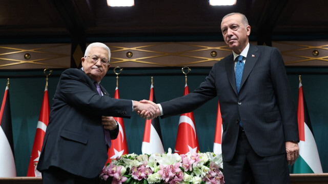 Cumhurbaşkanı Recep Tayyip Erdoğan, Türkiye'ye resmi ziyarette bulunan Filistin Devlet Başkanı Mahmud Abbas ile Cumhurbaşkanlığı Külliyesi'ndeki baş başa ve heyetler arası görüşmenin ardından ortak basın toplantısı düzenledi.
