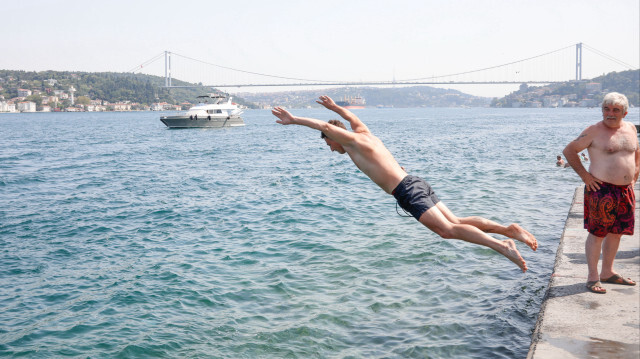 İstanbul için yarın 37 dereceye kadar çıkması beklenen en yüksek sıcaklığın perşembe 29, cuma 30, cumartesi 29, pazar günü ise 30 derece civarında seyredeceği tahmin ediliyor.