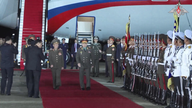 Rusya Savunma Bakanı Şoygu, resmi törenle karşılandı.