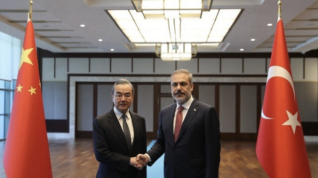 Le ministre chinois et directeur du Bureau de la Commission centrale des Affaires étrangères et son homologue turc, Hakan Fidan, à Ankara en Türkiye. Crédit photo: AA