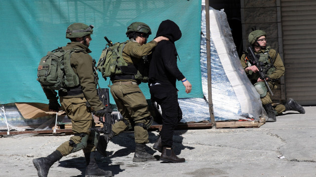 İşgalci İsrail güçleri Batı Şeria'da 40 Filistinliyi gözaltına aldı.