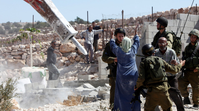 İsrail güçleri Filistinli çiftçilerin su kaynaklarını beton dökerek kuruttu.