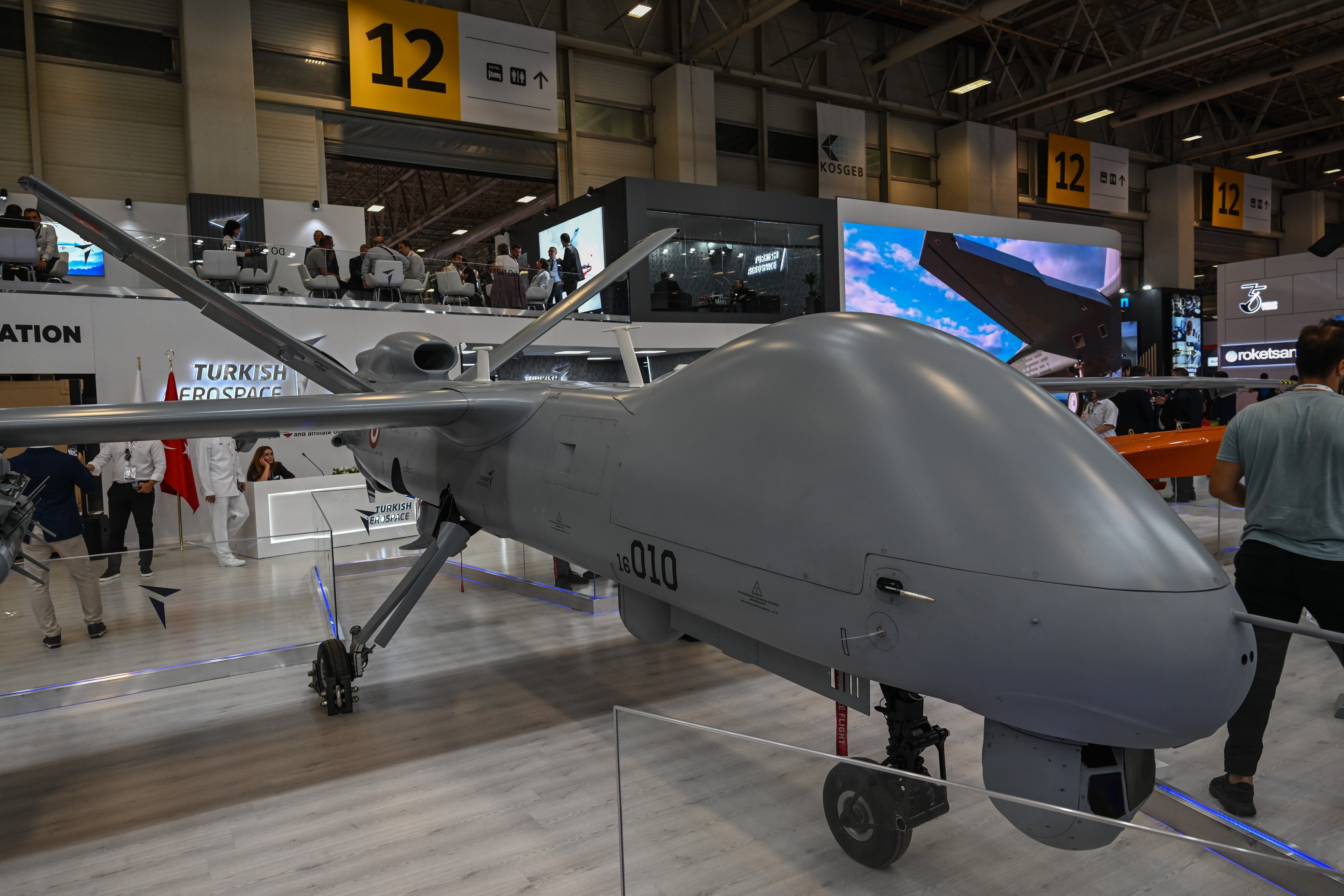 Visitors flock to international defense event in Istanbul