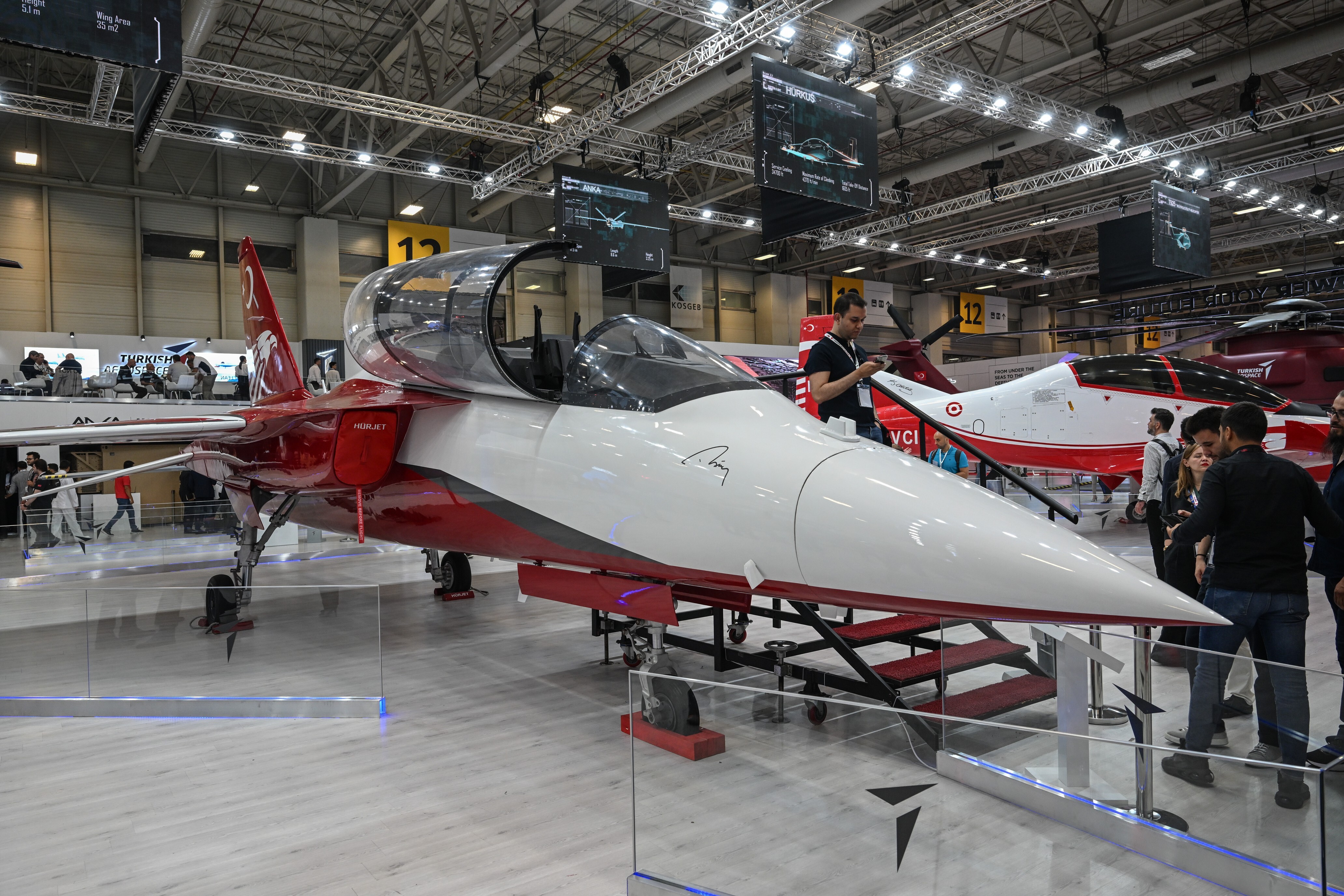 Visitors flock to international defense event in Istanbul