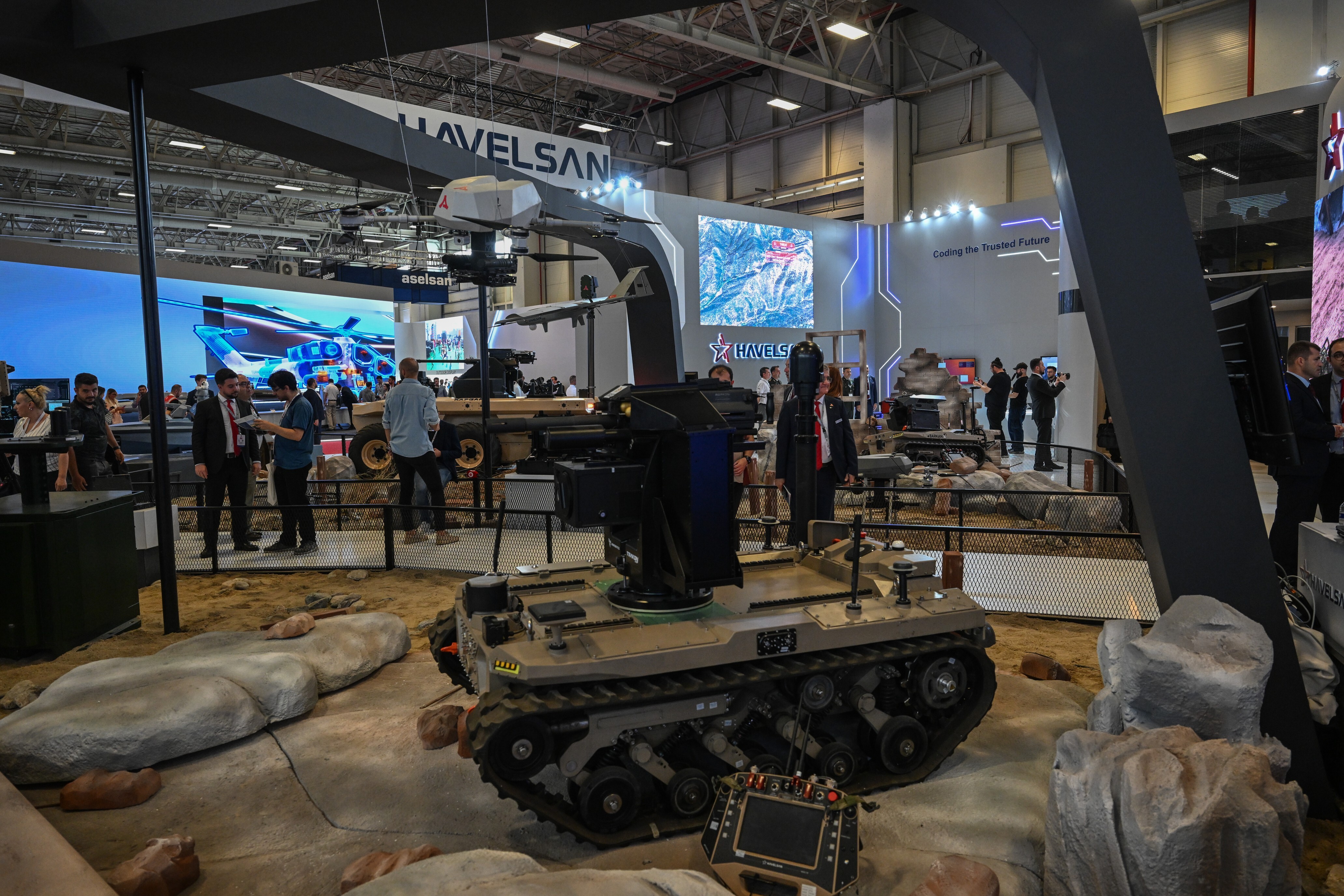 Visitors flock to international defense event in Istanbul