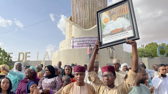 Les partisans du président nigérien Mohamed Bazoum se réunissent pour lui montrer leur soutien à Niamey. Crédit Photo: AFP