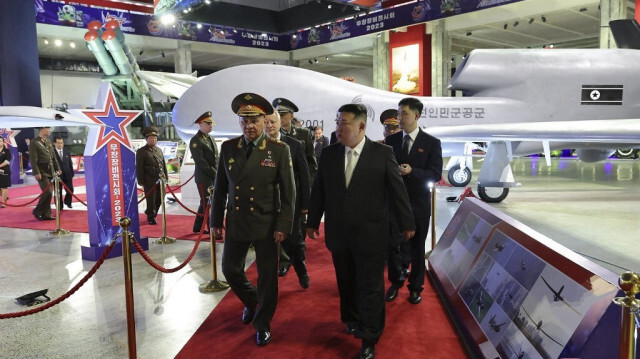 Le ministre russe de la Défense, Sergei Shoigu et le dirigeant nord-coréen, Kim Jong Un, visitant l'exposition d'armement en Corée du Nord. Crédit photo: STR / KCNA VIA KNS / AFP