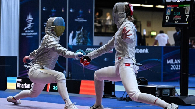 L'Ukrainienne Olha Kharlan (G) et la Russe Anna Smirnova, s'affrontent dans le cadre des Championnats du monde d'escrime de la FIE, à Milan, le 27 juillet 2023. Crédit photo: ANDREAS SOLARO / AFP
