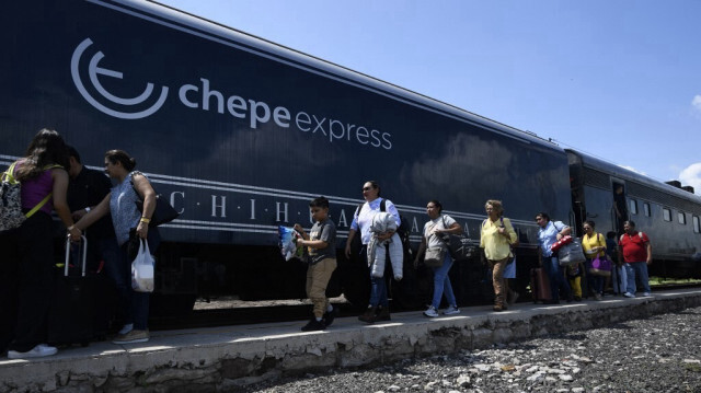 Les touristes montent à bord du train "Chepe Express" à Los Mochis au Mexique. Crédit photo: CLAUDIO CRUZ / AFP