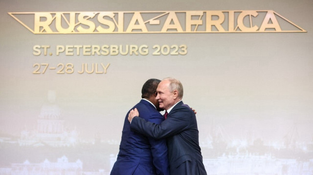 Le président de la Guinée-Bissau, Umaro Sissoco Embaló, et son homologue russe, Vladimir Poutine se saluent lors de la cérémonie de bienvenue au deuxième sommet Russie-Afrique à Saint-Pétersbourg, le 27 juillet 2023. Crédit photo: SERGEI BOBYLYOV / TASS HOST PHOTO AGENCY / AFP
