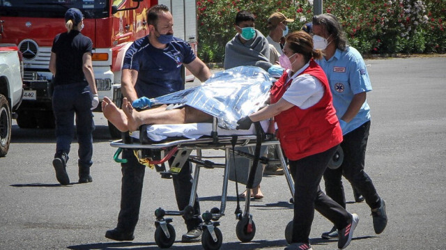 Des médecins transportent un survivant sur une civière, après le naufrage du bateau transportant des centaines de migrants, en Grèce, le 14 juin 2023. Crédit photo: STRINGER / EUROKINISSI / AFP
