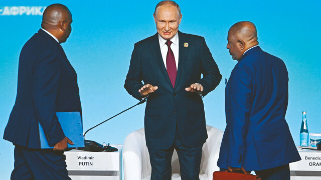 Rusya Devlet Başkanı Vladimir Putin, Afrikalı liderlere, Batı yaptırımlarına rağmen on binlerce ton tahıl hediye edeceğini söyledi.