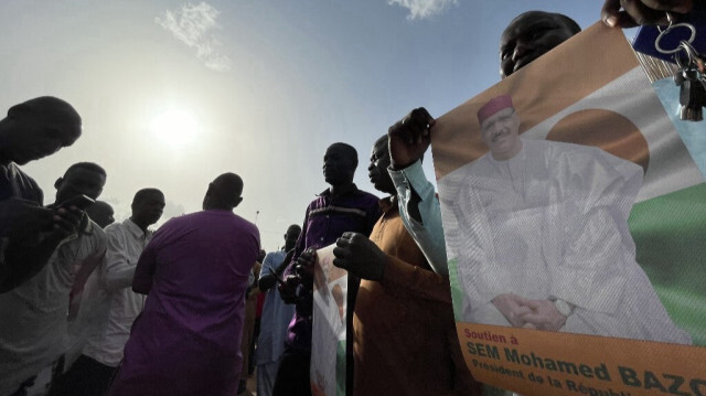 Des partisans du président nigérien, Mohamed Bazoum, se sont rassemblés pour lui manifester leur soutien à Niamey, au Niger, le 26 juillet 2023. Crédit photo: AFP