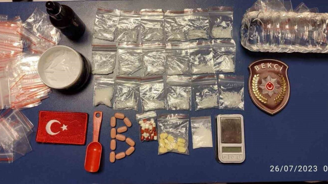 Operasyon kapsamında birçok uyuşturucu madde ele geçirildi. 