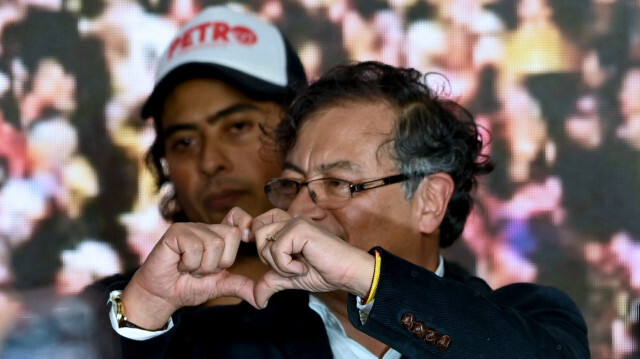 Gustavo Petro, accompagné de son fils Nicolas Petro, alors qu'il célèbre au siège du parti les résultats des élections à Bogota le 29 mai 2022, le jour des élections. Crédit Photo: YURI CORTEZ / AFP

