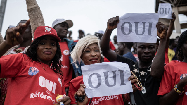 Les partisans en faveur de l'amendement de la constitution tiennent des affiches exhortant à voter oui lors du prochain référendum lors de la dernière réunion de campagne, à Bangui, le 28 juillet 2023. Crédit Photo: Barbara DEBOUT / AFP

