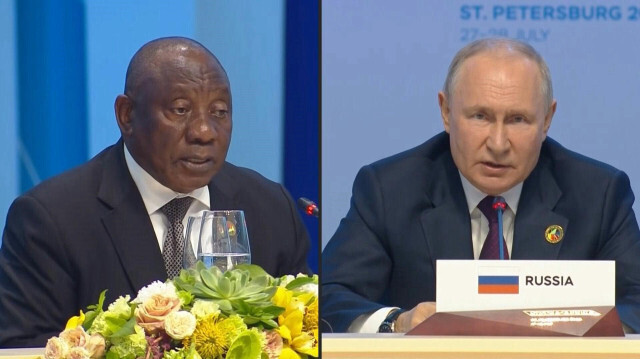 Le président sud-africain Cyril Ramaphosa insiste auprès de son homologue russe Vladimir Poutine. Crédit photo: POOL VIA VGTRK / AFP