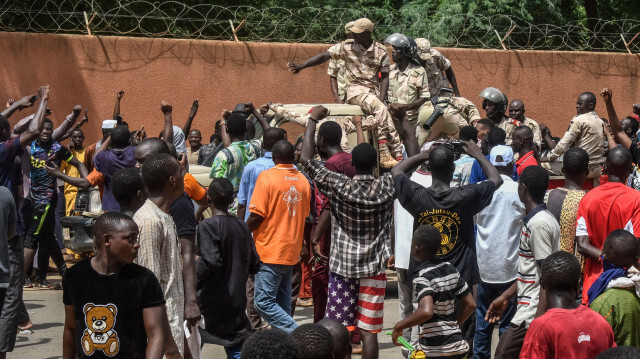 Des manifestants applaudissant les troupes nigériennes alors qu'ils se rassemblent devant l'ambassade de France à Niamey lors d'une manifestation qui a suivi un rassemblement de soutien à la junte nigérienne à Niamey le 30 juillet 2023. Crédit Photo: AFP
