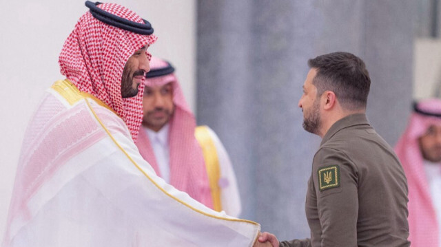 Le prince héritier saoudien Mohammed bin Salman accueillant le président ukrainien Volodymyr Zelensky. Crédit photo: SPA / AFP