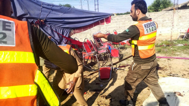 Des secouristes inspectant le site après l'explosion d'une bombe dans le district de Bajaur, dans la province pakistanaise de Khyber Pakhtunkhwa, le 30 juillet 2023. Crédit Photo: Pakistan's Emergency Rescue 1122 Service / AFP

