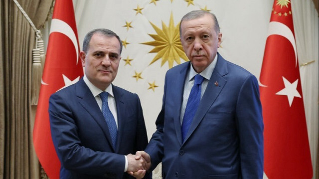 Le ministre azerbaïdjanais des Affaires étrangères Jeyhun Bayramov et le Président turc Recep Tayyip Erdogan à Ankara en Turkiye. Crédit photo: AA