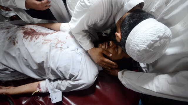 Suite à l'attentat à la bombe lors d'un rassemblement, dans le district tribal de Bajaur au Pakistan, des hélicoptères ont été dépêchés pour transporter les blessés graves vers la capitale provinciale Peshawar et vers d'autres hôpitaux. Crédit photo: AGENCE ANADOLU