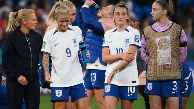 L'entraîneure anglaise Sarina Wiegman-Glotzbach et des joueuses anglaise. Crédit photo: FRANCK FIFE / AFP