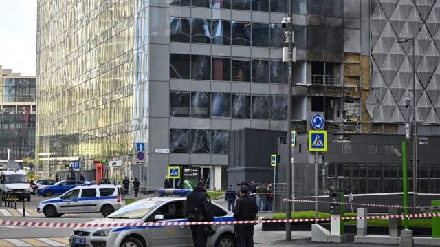 Des policiers protègent la zone située autour de l'immeuble de bureaux du Centre d'affaires international (Moskva City) à la suite de l'attaque de drone à Moscou le 30 juillet 2023. Crédit photo: ALEXANDER NEMENOV / AFP
