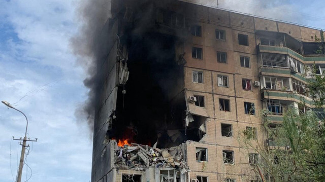 L'immeuble résidentiel de neuf étages partiellement détruit par un tir de missile russe à Kryvyï Rih, dans le centre de l'Ukraine, le 31 juillet 2023. Crédit photo: HANDOUT / UKRAINIAN EMERGENCY SERVICE / AFP
