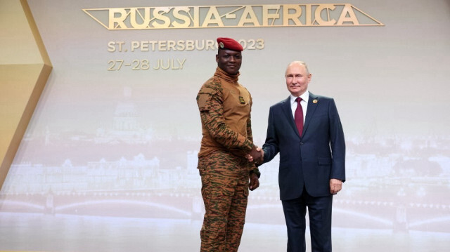 Le président russe, Vladimir Poutine salue le chef de la junte du Burkina Faso, le capitaine Ibrahim Traoré, lors du deuxième sommet Russie-Afrique à Saint-Pétersbourg, le 27 juillet 2023. Crédit photo: SERGEI BOBYLYOV / TASS HOST PHOTO AGENCY / AFP
