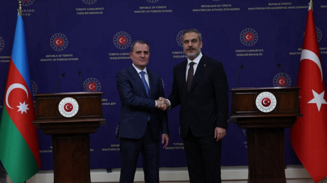 Le ministre azerbaïdjanais des Affaires étrangères Jeyhun Bayramov et son homologue turc  Hakan Fidan à Ankara en Turkiye. Crédit photo: ADEM ALTAN / AFP