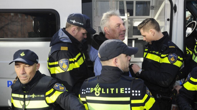 Le chef de file de la branche néerlandaise du mouvement Pegida (Européens patriotes contre l'islamisation de l'Occident) Edwin Wagensveld arrêté par des policiers. Crédit photo: EVERT ELZINGA / ANP / AFP
